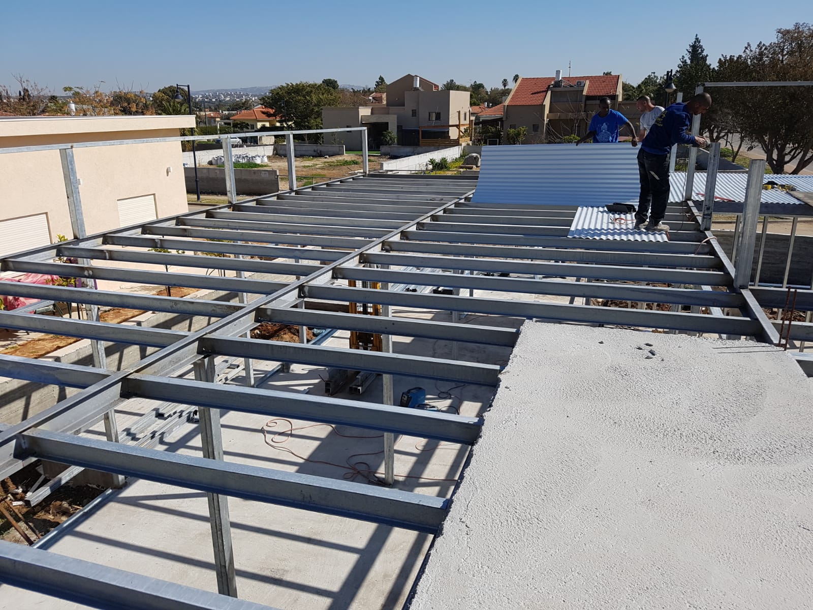 שלד בסיס לקומה ראשונה מפלדה עבת דופן במסגרת בניית בית פרטי דו־מפלסי