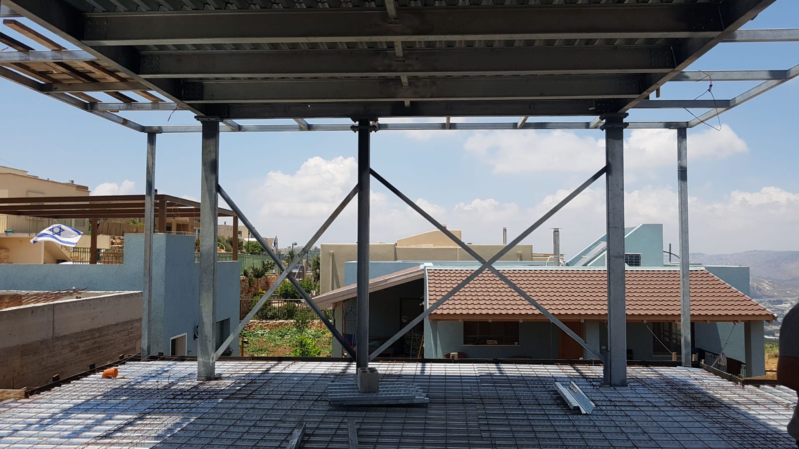 מרפסת קונזולית מפלדה עבה שנבנתה בפרויקט חיזוק ושדרוג מבנה קיים