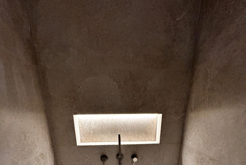 ריצוף מודרני בשיפוץ קומפלט – פרויקט תל אביבי עם דיוק אדריכלי