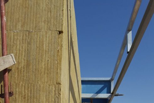 בידוד מבנה מגורים קיים בצמר סלעים דחוס – פתרון עמיד, ירוק ואפקטיב