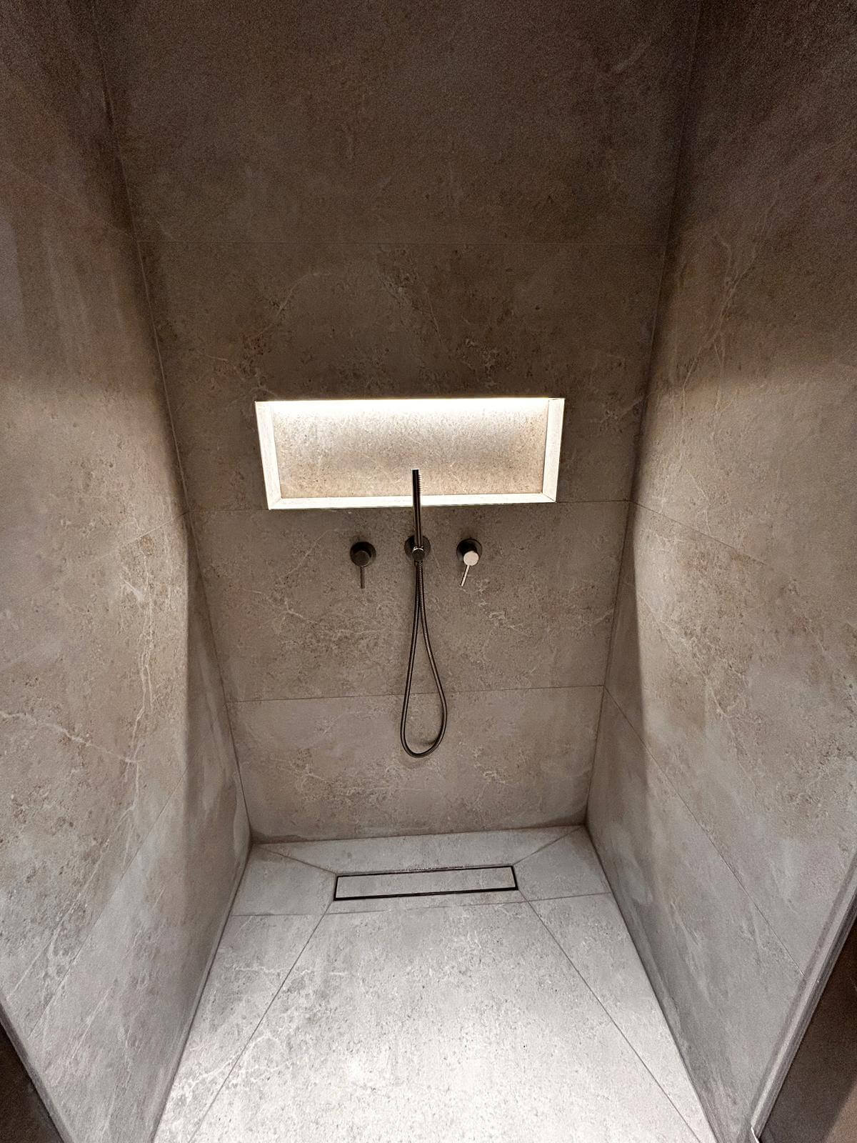 קיר עמיד מים ולחות – הפתרון המושלם לחדרים רטובים