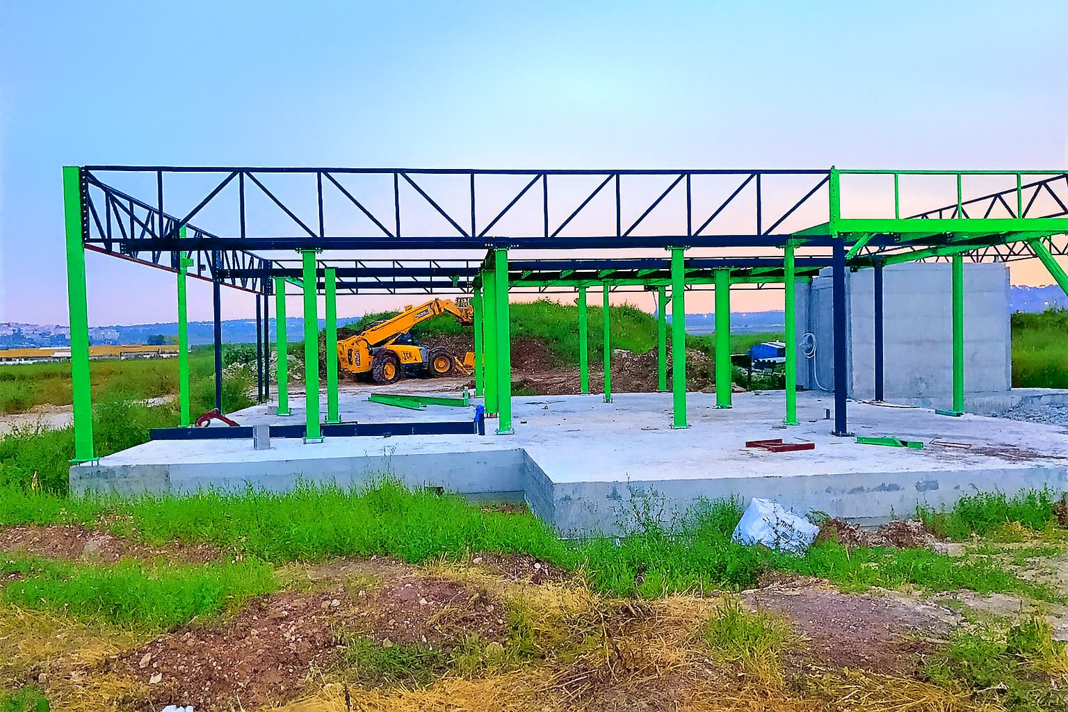 שלד פלדה עבה לבנייה מתקדמת בשלבי הקמה על גבי רצפת בטון