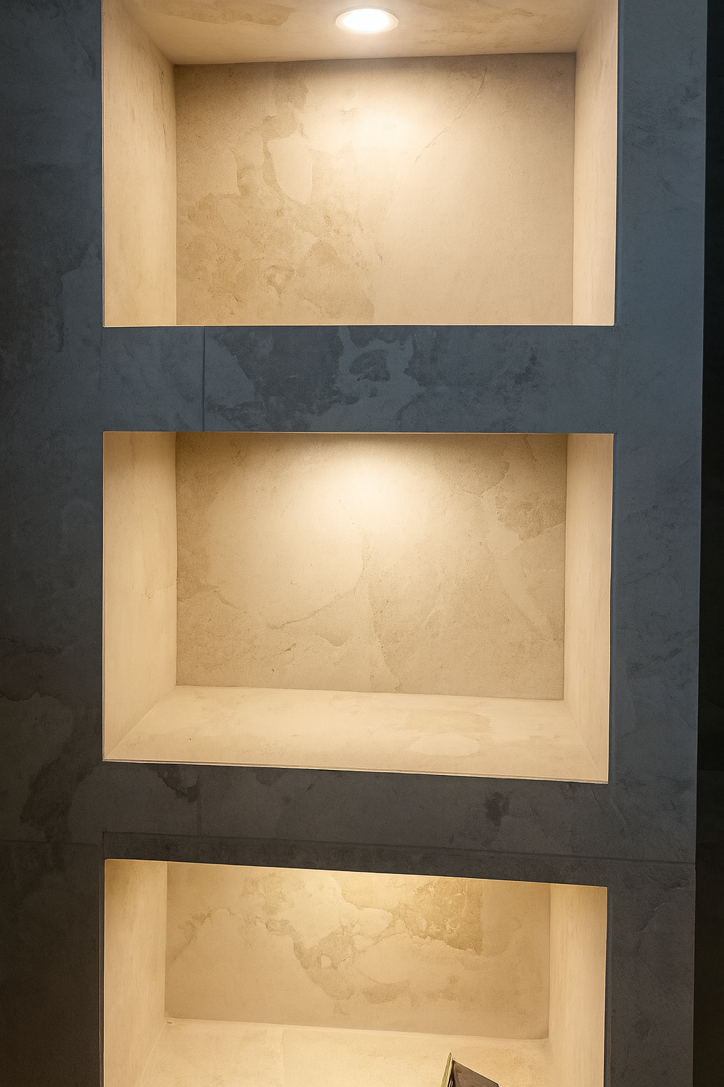 נישות מקלחת מוארות באבן טבעית עם תאורת לד שקועה בעיצוב מודרני ונקי.